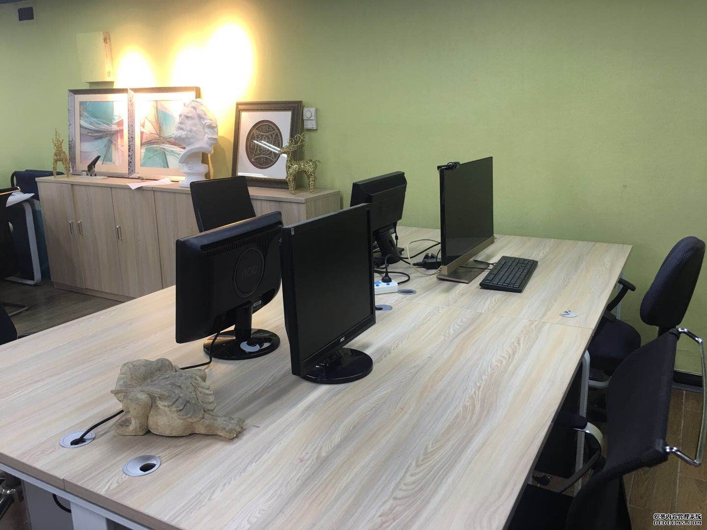 上海大树下新媒体创意园 写字楼出租 可注册公司可备案 精装带家私拎包办公